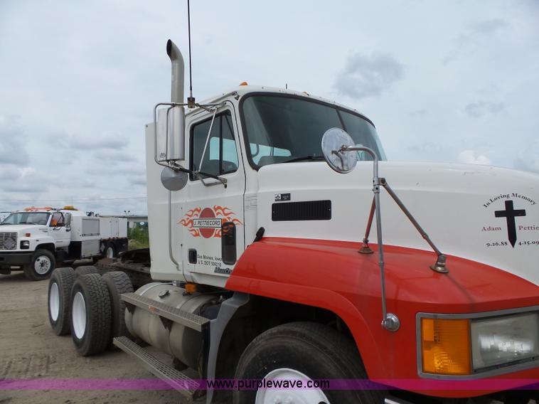 image for item K2167 2002 Mack CH613 semi truck