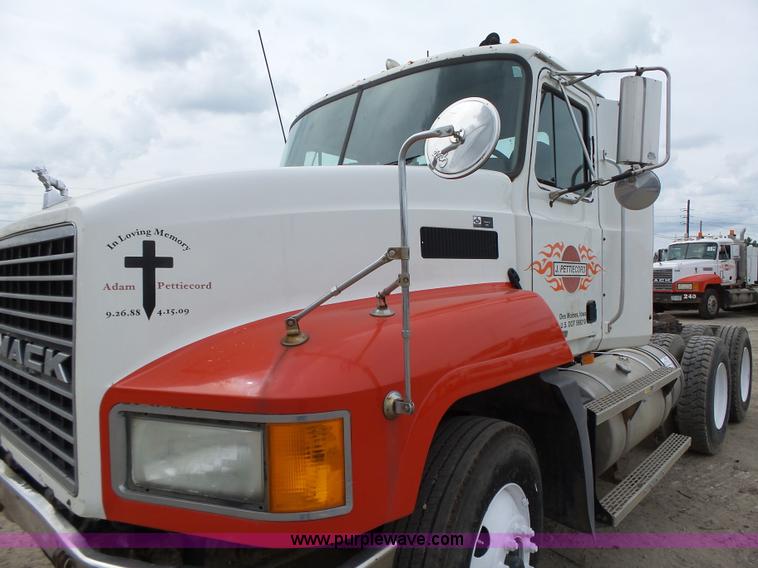 image for item K2167 2002 Mack CH613 semi truck