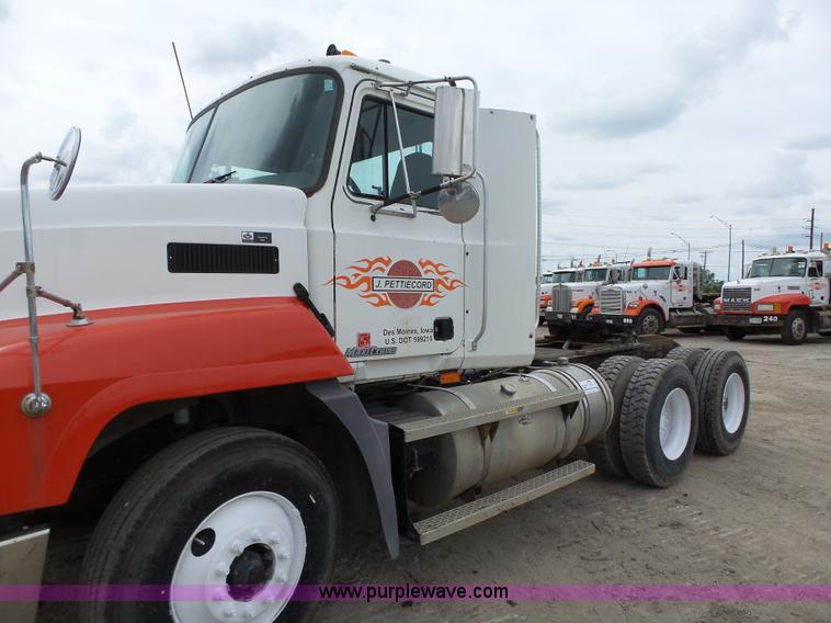 image for item K2167 2002 Mack CH613 semi truck