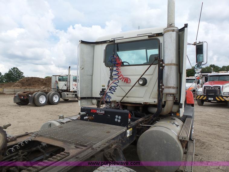 image for item K2167 2002 Mack CH613 semi truck