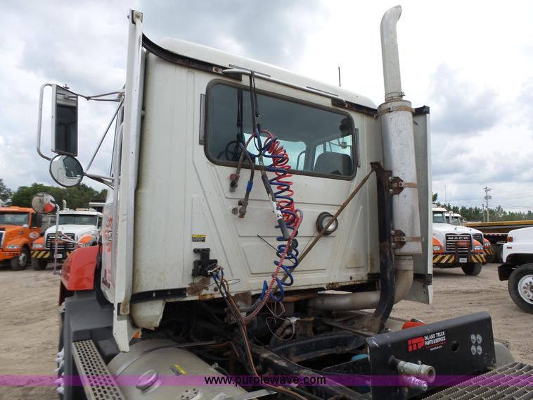 image for item K2167 2002 Mack CH613 semi truck