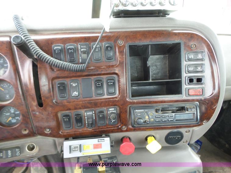 image for item K2167 2002 Mack CH613 semi truck