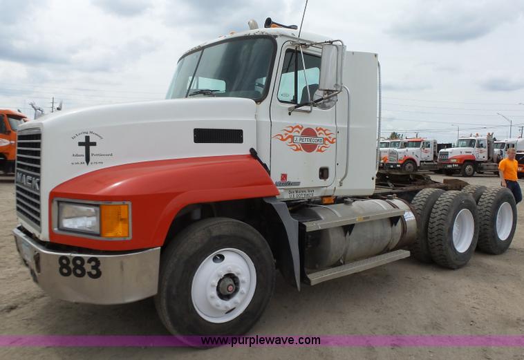 image for item K2168 2002 Mack CH613 semi truck