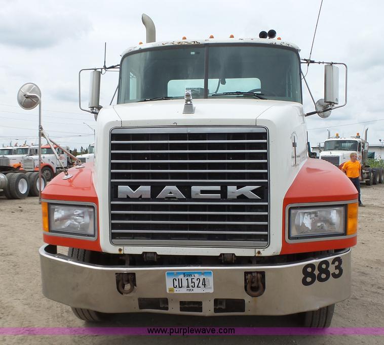 image for item K2168 2002 Mack CH613 semi truck