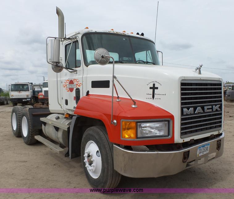 image for item K2168 2002 Mack CH613 semi truck