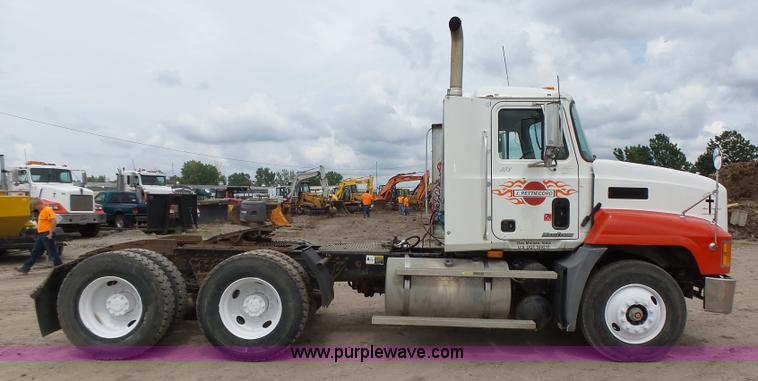 image for item K2168 2002 Mack CH613 semi truck