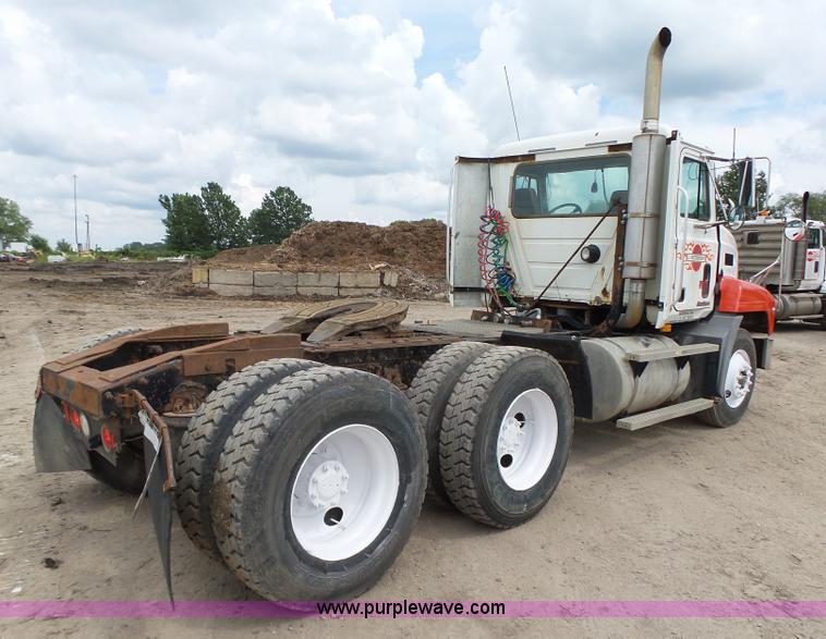image for item K2168 2002 Mack CH613 semi truck