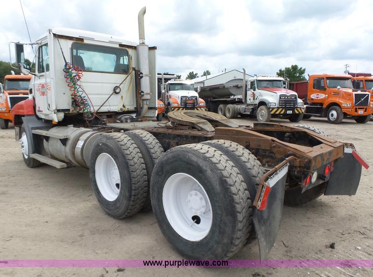 image for item K2168 2002 Mack CH613 semi truck