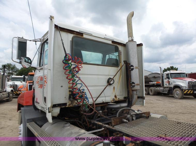 image for item K2168 2002 Mack CH613 semi truck