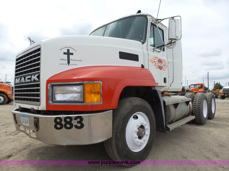 image for item K2168 2002 Mack CH613 semi truck