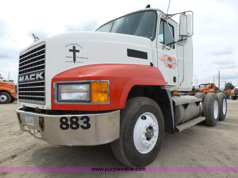 image for item K2168 2002 Mack CH613 semi truck