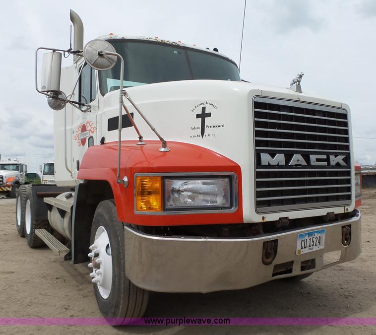 image for item K2168 2002 Mack CH613 semi truck