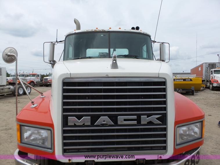image for item K2168 2002 Mack CH613 semi truck