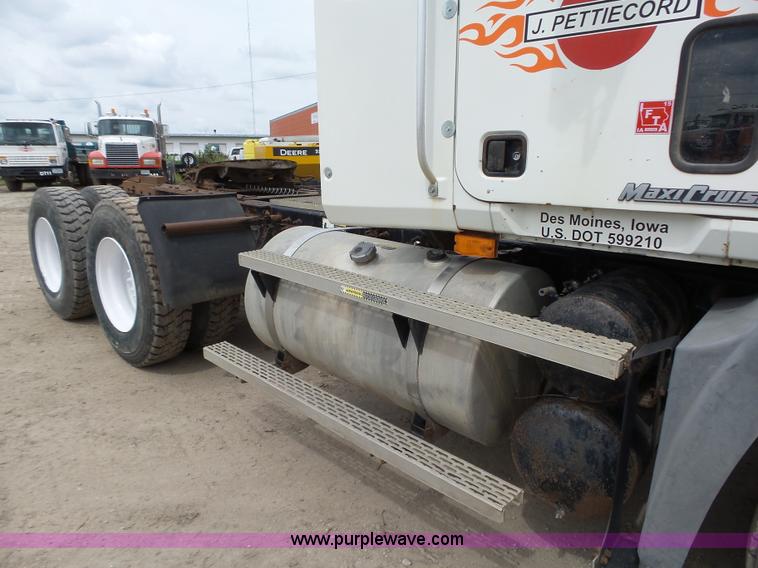 image for item K2168 2002 Mack CH613 semi truck