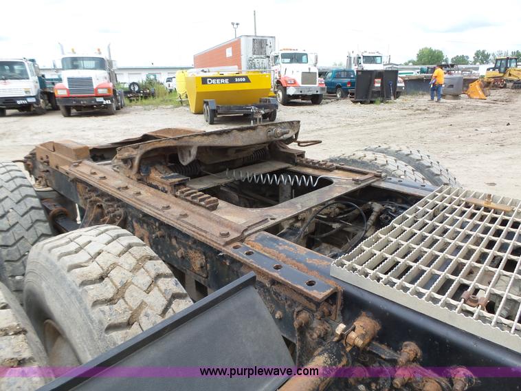 image for item K2168 2002 Mack CH613 semi truck