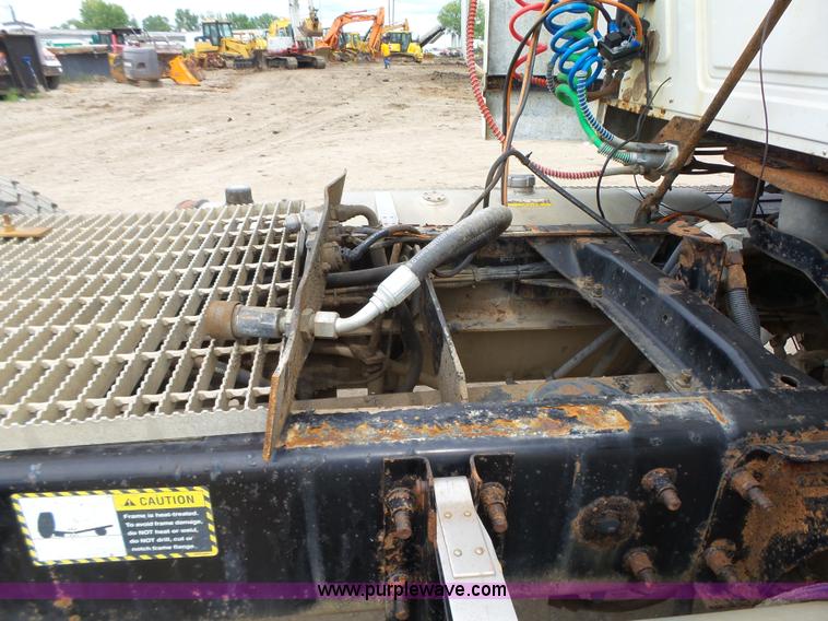 image for item K2168 2002 Mack CH613 semi truck