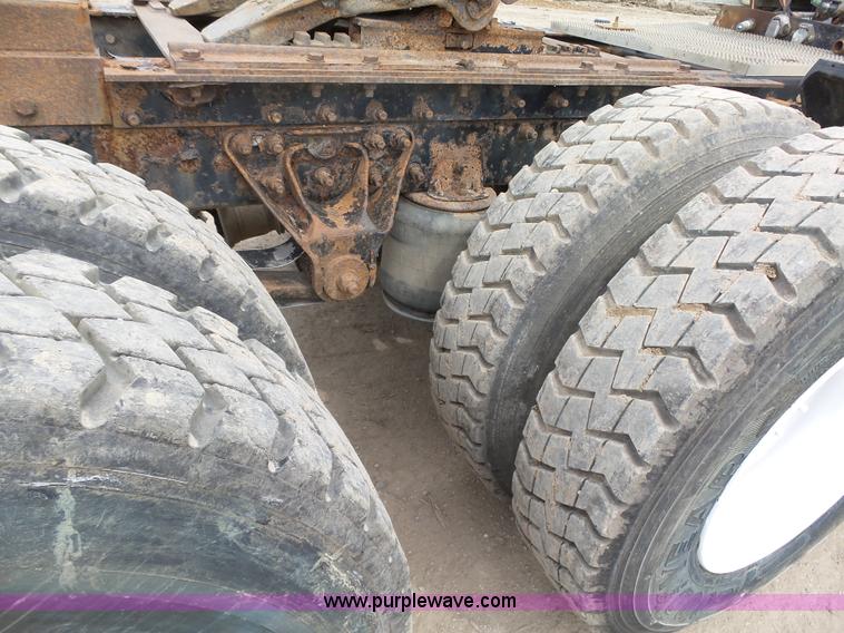 image for item K2168 2002 Mack CH613 semi truck