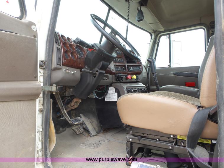 image for item K2168 2002 Mack CH613 semi truck