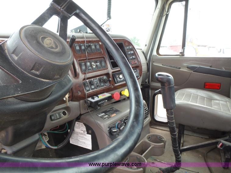 image for item K2168 2002 Mack CH613 semi truck