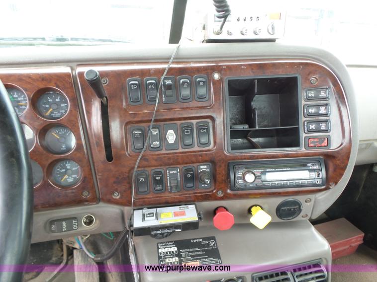 image for item K2168 2002 Mack CH613 semi truck