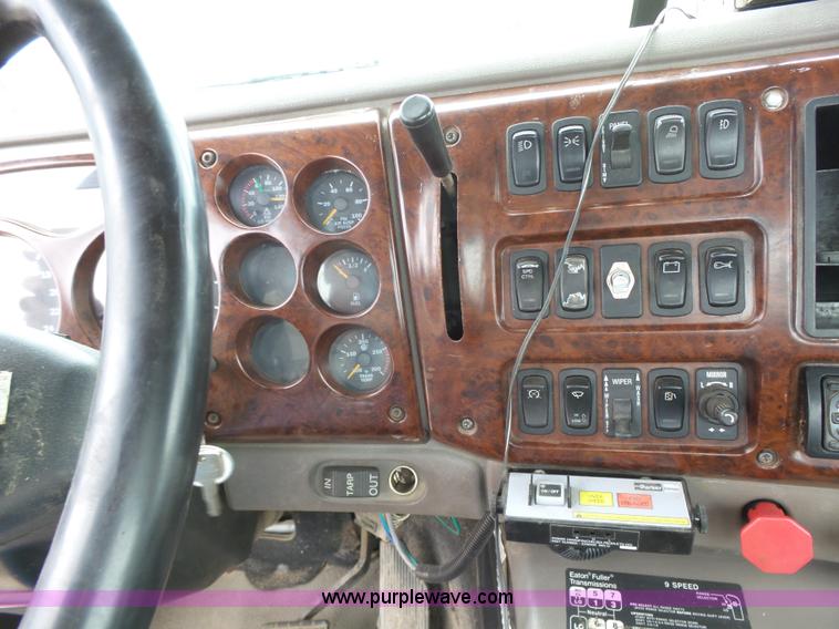 image for item K2168 2002 Mack CH613 semi truck