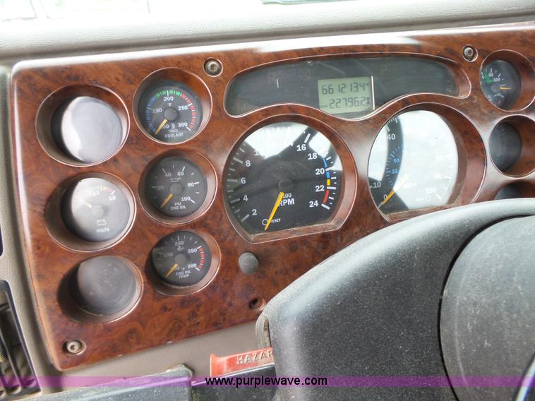 image for item K2168 2002 Mack CH613 semi truck