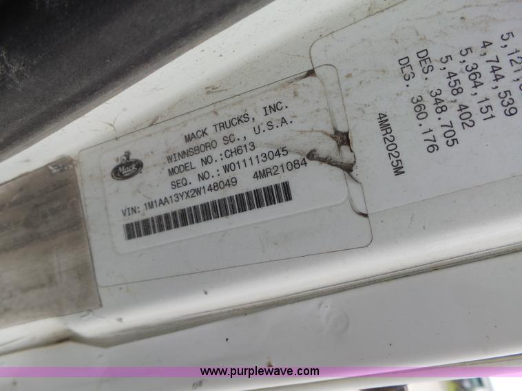 image for item K2168 2002 Mack CH613 semi truck
