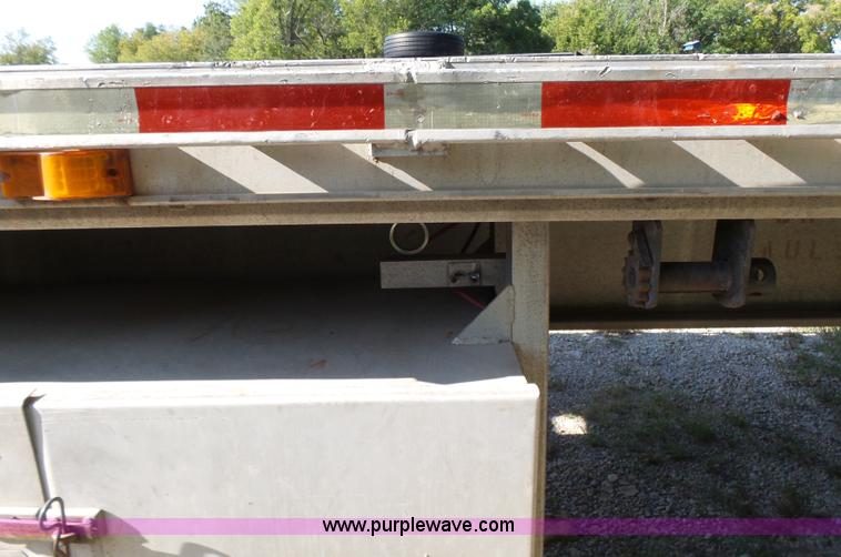image for item K3065 1995 Ravens Float flat bed trailer