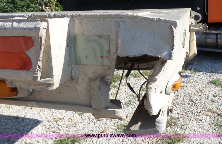 image for item K3065 1995 Ravens Float flat bed trailer