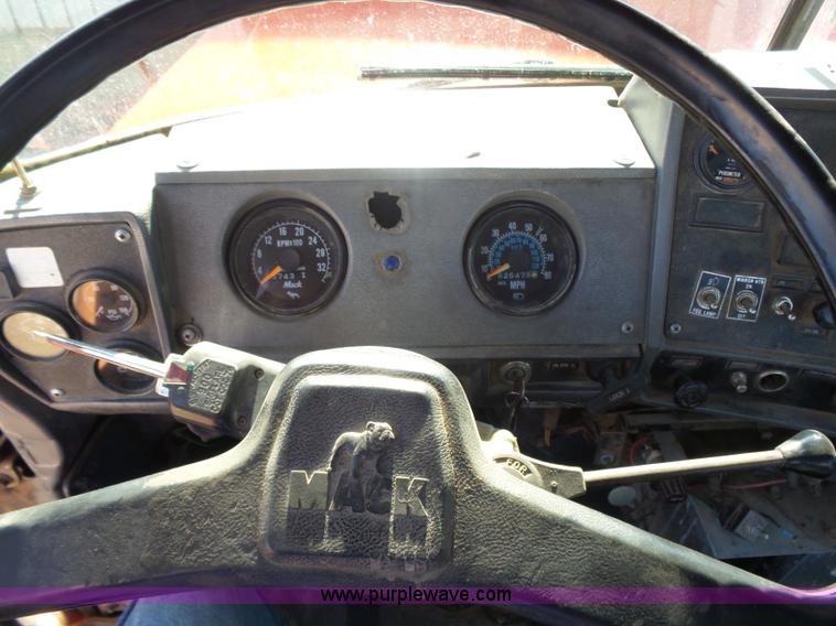 image for item K3115 1986 Mack Superliner RW613 semi truck