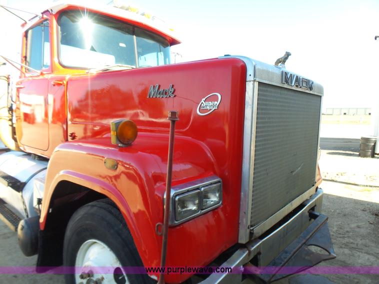 image for item K3115 1986 Mack Superliner RW613 semi truck