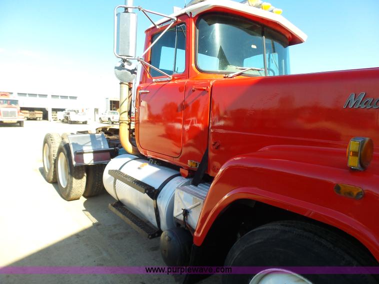 image for item K3115 1986 Mack Superliner RW613 semi truck