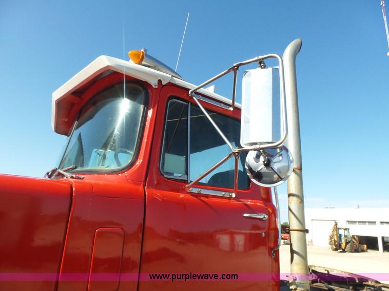 image for item K3115 1986 Mack Superliner RW613 semi truck