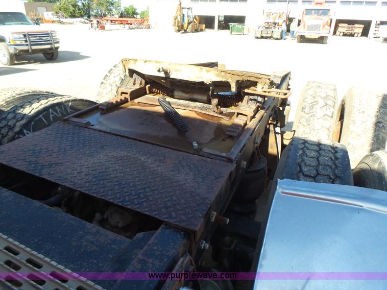 image for item K3115 1986 Mack Superliner RW613 semi truck