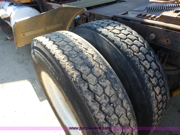 image for item K3115 1986 Mack Superliner RW613 semi truck