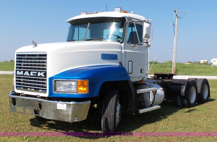 image for item K3474 1996 Mack CH613 semi truck