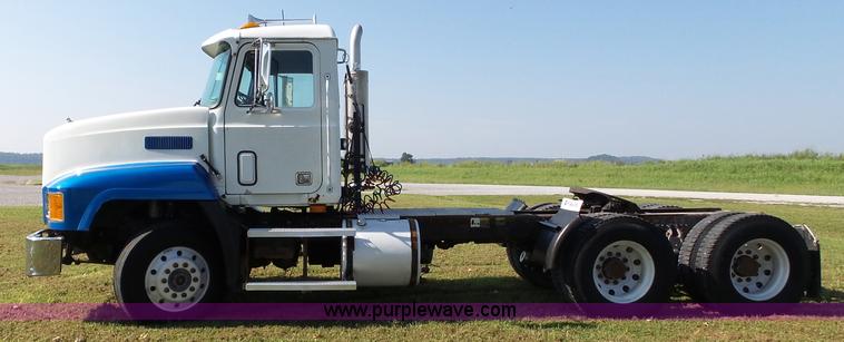 image for item K3474 1996 Mack CH613 semi truck