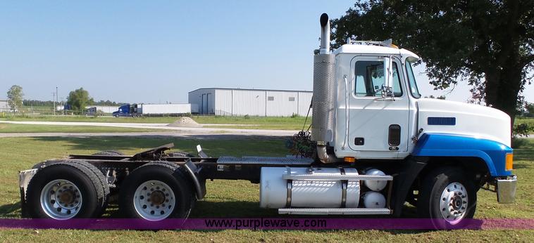 image for item K3474 1996 Mack CH613 semi truck