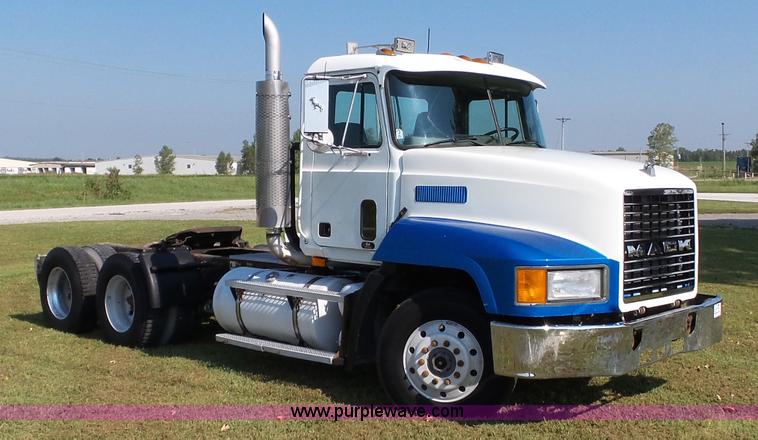 image for item K3474 1996 Mack CH613 semi truck