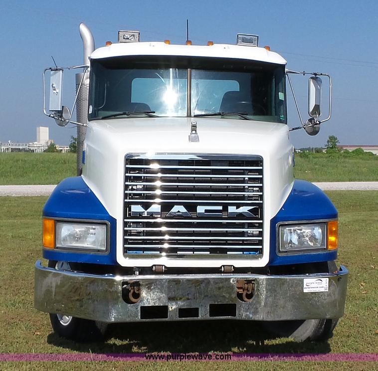 image for item K3474 1996 Mack CH613 semi truck