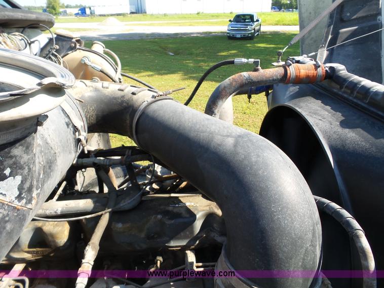 image for item K3474 1996 Mack CH613 semi truck