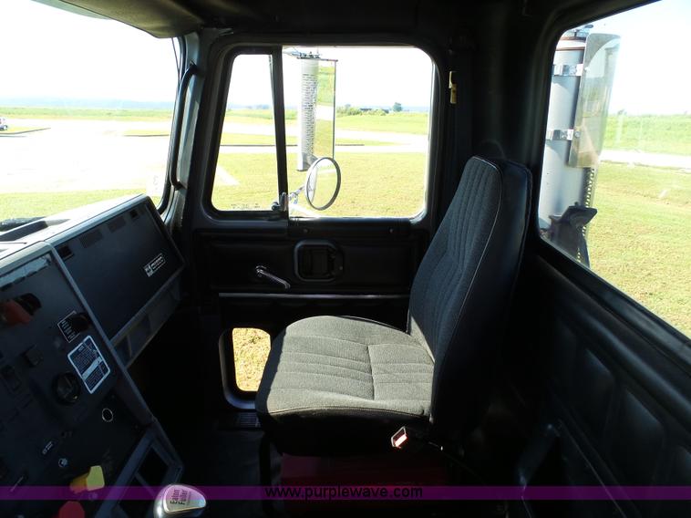 image for item K3474 1996 Mack CH613 semi truck