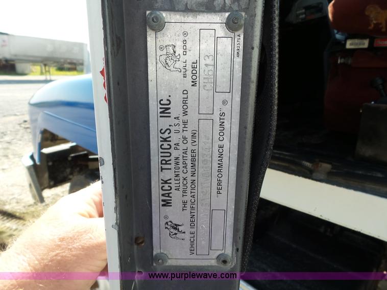 image for item K3474 1996 Mack CH613 semi truck
