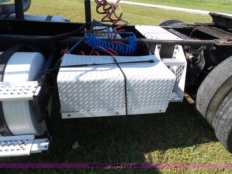 image for item K3475 1995 International 9400 semi truck