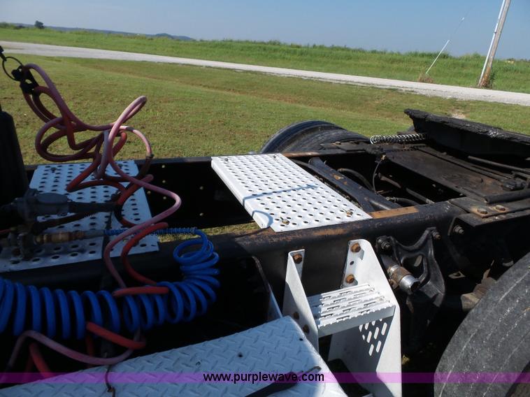 image for item K3475 1995 International 9400 semi truck