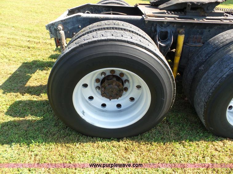 image for item K3475 1995 International 9400 semi truck