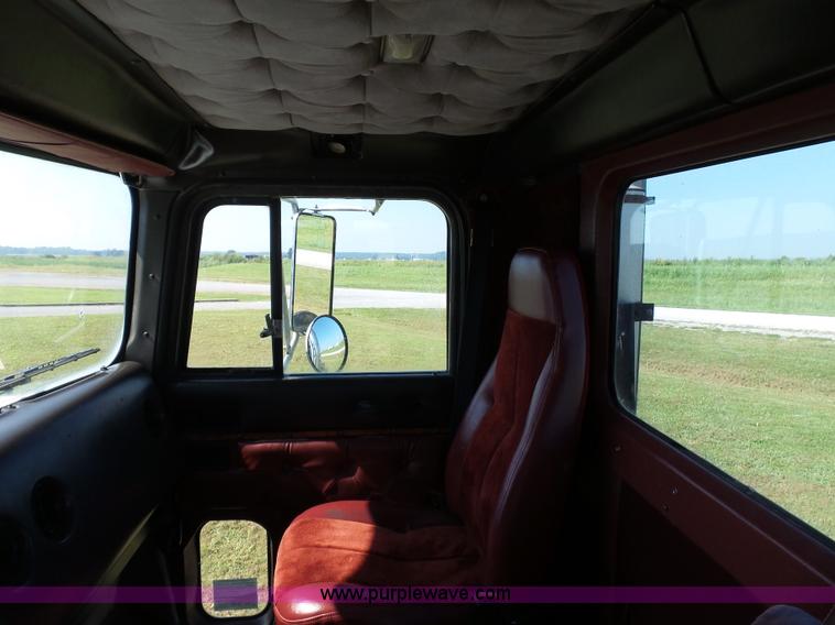 image for item K3475 1995 International 9400 semi truck