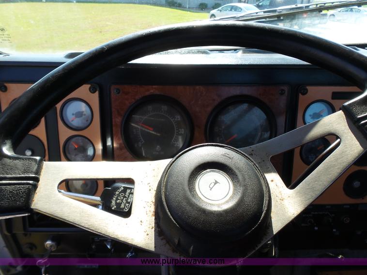 image for item K3475 1995 International 9400 semi truck