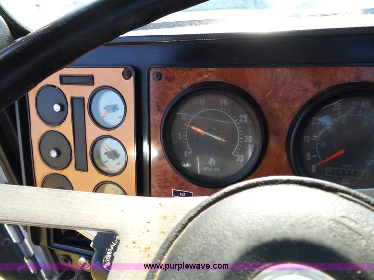 image for item K3475 1995 International 9400 semi truck