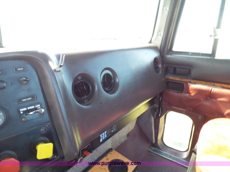 image for item K3475 1995 International 9400 semi truck